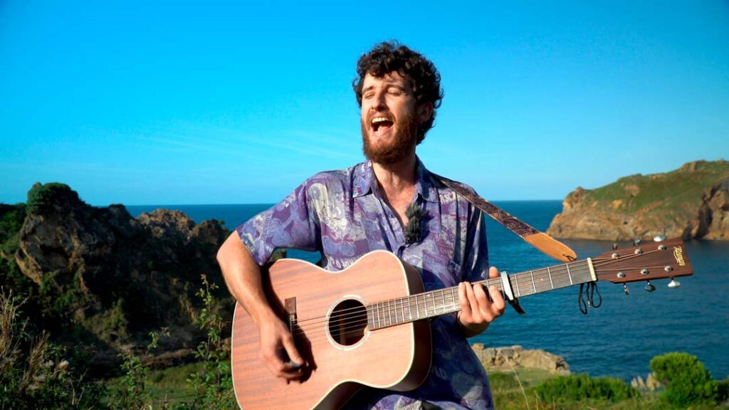 Pirio con su guitarra en el videoclip del tema Guía